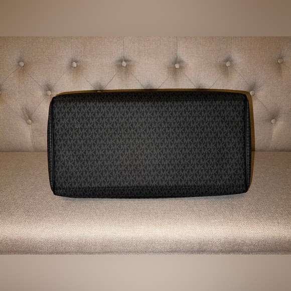 XL Michael Kors Travel Bag - Picture 14 of 16